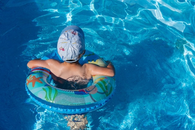 Une belle piscine sécurisée pour les enfants.